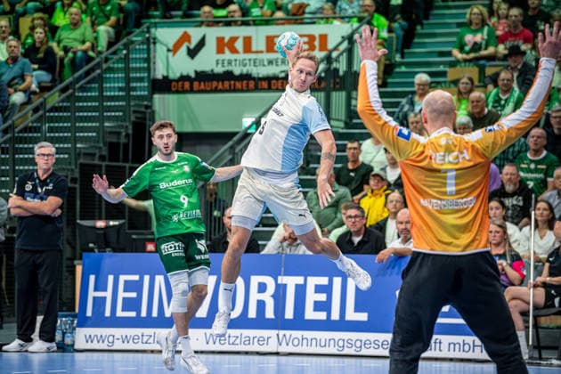 OPEL Handball Bundesliga; HSG Wetzlar - VfL Gummersbach, 20.09.26 Tilen Kodrin (VfL Gummersbach, 5), Niklas Theiß (HSG Wetzlar, 9), Bart Ravensbergen (HSG Wetzlar, 1) OPEL Handball Bundesliga; HSG Wetzlar - VfL Gummersbach: Wetzlar, 20.09.26 Copyright: xBEAUTIFULxSPORTS Roeczeyx