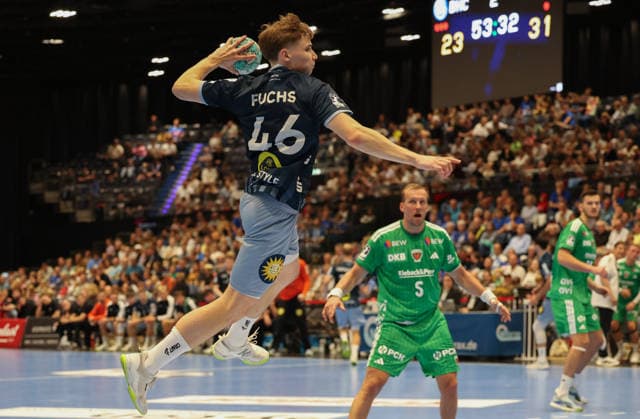 Julian Fuchs (Bergischer HC 46) beim Wurf im Hintergrund Max Darj (Füchse Berlin 05) GER, Bergischer HC vs. Fuechse Berlin, Handball, Opel Handball-Bundesliga, 5. Spieltag, Spielzeit 2026 2027, 20.09.2026 GER, Bergischer HC vs. Fuechse Berlin, Handball, Opel Handball-Bundesliga, 5. Spieltag, Spielzeit 2026 2027, 20.09.2026 Duesseldorf Copyright: xEibner-Pressefoto ThomasxStoeckex EP_TSR