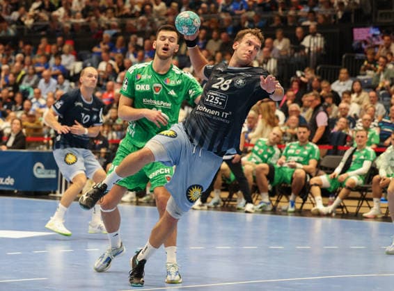 Setzt zum Wurf an Tom Bergner (Bergischer HC 28) dahinter Lauro Pichiri (Füchse Berlin 24) im Hintergrund schaut Fynn Hangstein (Bergischer HC 10) zu. GER, Bergischer HC vs. Fuechse Berlin, Handball, Opel Handball-Bundesliga, 5. Spieltag, Spielzeit 2026 2027, 20.09.2026 GER, Bergischer HC vs. Fuechse Berlin, Handball, Opel Handball-Bundesliga, 5. Spieltag, Spielzeit 2026 2027, 20.09.2026 Duesseldorf Copyright: xEibner-Pressefoto ThomasxStoeckex EP_TSR