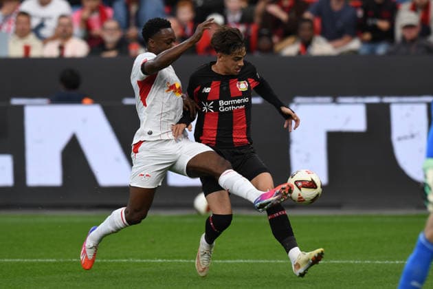 Afonso Moreira ( Bayer 04 Leverkusen, 09 ) im Zweikampf mit Ridle Baku ( RB Leipzig 17 ). GER, Bayer 04 Leverkusen vs RB Leipzig, Fussball, Bundesliga, 4. Spieltag, Spielzeit 2026 2027, 20.09.2026 DFL REGULATIONS PROHIBIT ANY USE OF PHOTOGRAPHS AS IMAGE SEQUENCES AND OR QUASI-VIDEO GER, Bayer 04 Leverkusen vs RB Leipzig, Fussball, Bundesliga, 4. Spieltag, Spielzeit 2026 2027, 20.09.2026 Leverkusen Copyright: xEibner-Pressefoto ThomasxThienelx EP_TTL