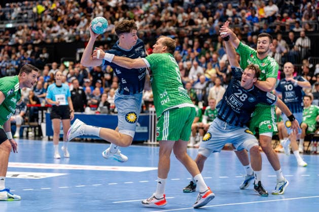 Düsseldorf, 20.09.2026, Handball, Herren, Opel Bundesliga, 5. Spieltag, 2026 2027: Bergische HC Füchse Berlin Sören Steinhaus (Bergischer HC, 53) im Zweikampf mit Max Darj (Füchse Berlin, 5) im Hintergrund Tom Bergner (Bergischer HC, 28)