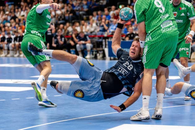 Düsseldorf, 20.09.2026, Handball, Herren, Opel Bundesliga, 5. Spieltag, 2026 2027: Bergische HC Füchse Berlin Tom Bergner (Bergischer HC, 28) im Zweikampf mit Frederik Simak (Füchse Berlin, 9)
