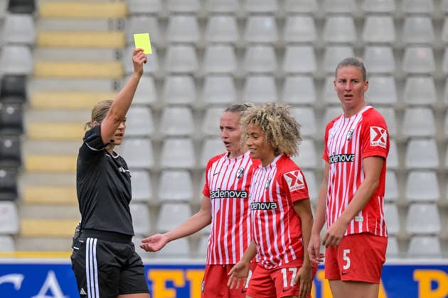 Karoline Wacker (Schiedsrichter) zeigt Amira Arfaoui (SC Freiburg Frauen, 17) die Gelbe Karte mit Lisa Karl (SC Freiburg Frauen, 02), Julia Stierli (SC Freiburg Frauen, 05) GER, SC Freiburg vs Bayer 04 Leverkusen, Frauen-Fussball, Bundesliga, 5. Spieltag, Saison 2026 2027, 20.09.2026 DFB REGULATIONS PROHIBIT ANY USE OF PHOTOGRAPHS AS IMAGE SEQUENCES AND OR QUASI-VIDEO GER, SC Freiburg vs Bayer 04 Leverkusen, Frauen-Fussball, Bundesliga, 5. Spieltag, Saison 2026 2027, 20.09.2026 Freiburg Copyright: xEibner-Pressefotox EP_THS