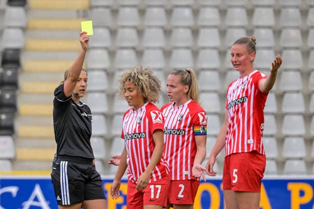 Karoline Wacker (Schiedsrichter) zeigt Amira Arfaoui (SC Freiburg Frauen, 17) die Gelbe Karte mit Lisa Karl (SC Freiburg Frauen, 02), Julia Stierli (SC Freiburg Frauen, 05) GER, SC Freiburg vs Bayer 04 Leverkusen, Frauen-Fussball, Bundesliga, 5. Spieltag, Saison 2026 2027, 20.09.2026 DFB REGULATIONS PROHIBIT ANY USE OF PHOTOGRAPHS AS IMAGE SEQUENCES AND OR QUASI-VIDEO GER, SC Freiburg vs Bayer 04 Leverkusen, Frauen-Fussball, Bundesliga, 5. Spieltag, Saison 2026 2027, 20.09.2026 Freiburg Copyright: xEibner-Pressefotox EP_THS