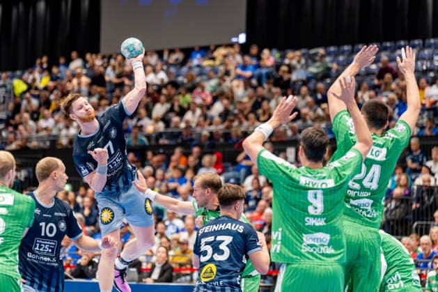 Düsseldorf, 20.09.2026, Handball, Herren, Opel Bundesliga, 5. Spieltag, 2026 2027: Bergische HC Füchse Berlin Johannes Wasielewski (Bergischer HC, 77) beim Wurf aus dem Rückraum gegen den Block von Frederik Simak (Füchse Berlin, 9) und Lauro Pichiri (Füchse Berlin, 24)