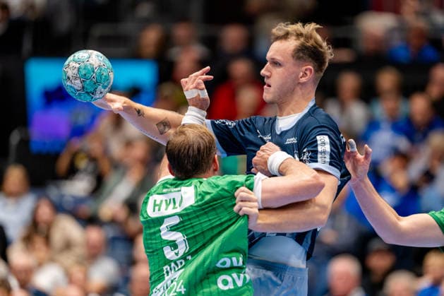 Düsseldorf, 20.09.2026, Handball, Herren, Opel Bundesliga, 5. Spieltag, 2026 2027: Bergische HC Füchse Berlin Nico Schöttle (Bergischer HC, 8) im Zweikampf mit Max Darj (Füchse Berlin, 5)