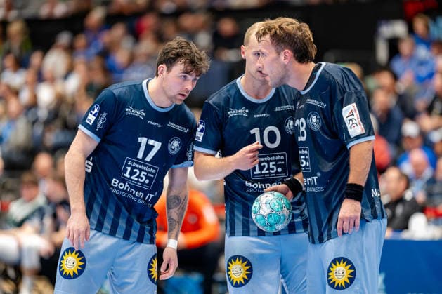 Düsseldorf, 20.09.2026, Handball, Herren, Opel Bundesliga, 5. Spieltag, 2026 2027: Bergische HC Füchse Berlin Fynn Hangstein (Bergischer HC, 10) gibt Tim Hilding (Bergischer HC, 17) und Tom Bergner (Bergischer HC, 28) Anweisungen