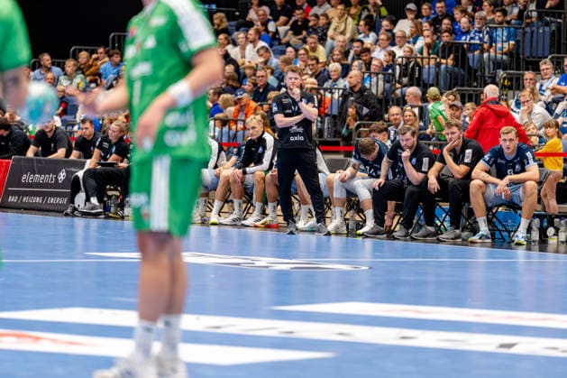Düsseldorf, 20.09.2026, Handball, Herren, Opel Bundesliga, 5. Spieltag, 2026 2027: Bergische HC Füchse Berlin Ein nachdenklicher Markus Pütz (Trainer Bergischer HC) am Spielfeldrand