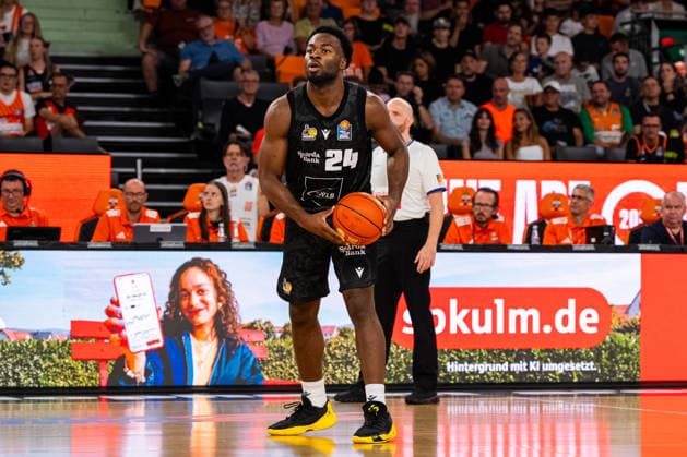 easyCredit BBL: Ratiopharm Ulm vs. MHP RIESEN Ludwigsburg ; 20.09.2026 Ulm, GERMANY - 20. September 2026: Maxwell Dongmo Temoka (MHP RIESEN Ludwigsburg, 24) beim Spielaufbau während dem Spiel zwischen der Ratiopharm Ulm und den MHP RIESEN Ludwigsburg am 1. Spieltag der easyCredit BBL in der ratiopharm Arena Ulm. Copyright: xBEAUTIFULxSPORTS Steinx