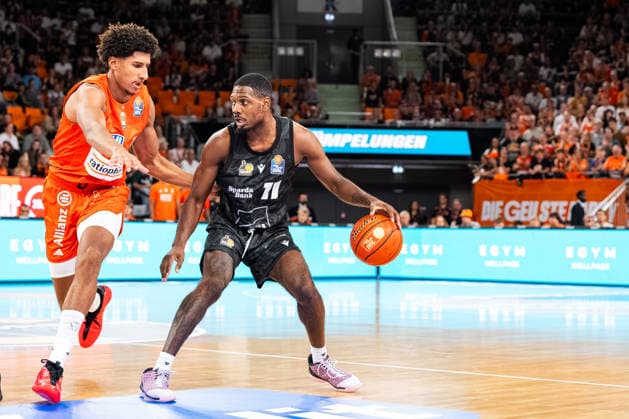 easyCredit BBL: Ratiopharm Ulm vs. MHP RIESEN Ludwigsburg ; 20.09.2026 Ulm, GERMANY - 20. September 2026: Meissa Faye (ratiopharm Ulm, 11) im Zweikampf mit Darius Perry (MHP RIESEN Ludwigsburg, 11) während dem Spiel zwischen der Ratiopharm Ulm und den MHP RIESEN Ludwigsburg am 1. Spieltag der easyCredit BBL in der ratiopharm Arena Ulm. Copyright: xBEAUTIFULxSPORTS Steinx