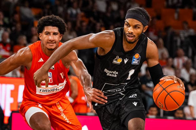 Sport Bilder des Tages easyCredit BBL: Ratiopharm Ulm vs. MHP RIESEN Ludwigsburg ; 20.09.2026 Ulm, GERMANY - 20. September 2026: Meissa Faye (ratiopharm Ulm, 11) im Duell um den Ball mit Justin Kier (MHP RIESEN Ludwigsburg, 1) während dem Spiel zwischen der Ratiopharm Ulm und den MHP RIESEN Ludwigsburg am 1. Spieltag der easyCredit BBL in der ratiopharm Arena Ulm. Copyright: xBEAUTIFULxSPORTS Steinx