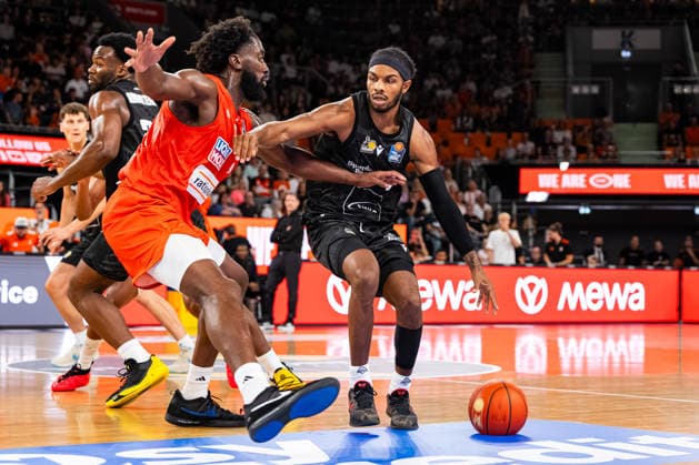 easyCredit BBL: Ratiopharm Ulm vs. MHP RIESEN Ludwigsburg ; 20.09.2026 Ulm, GERMANY - 20. September 2026: Oluwasimisola Shittu (ratiopharm Ulm, 45) im Zweikampf mit Justin Kier (MHP RIESEN Ludwigsburg, 1) während dem Spiel zwischen der Ratiopharm Ulm und den MHP RIESEN Ludwigsburg am 1. Spieltag der easyCredit BBL in der ratiopharm Arena Ulm. Copyright: xBEAUTIFULxSPORTS Steinx