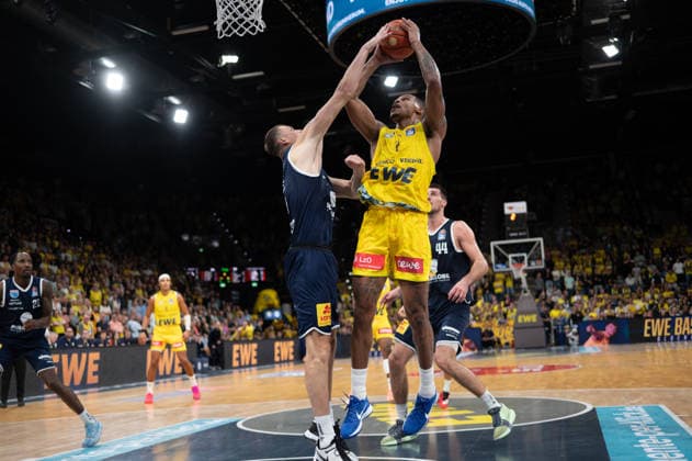 20.09.2026, GER, Basketball, Bundesliga 1.Spieltag, Saison 2026 2027, Oldenburg, EWE Arena, EWE Baskets Oldenburg vs Syntainics MBC Demajeo WIGGINS ( EWE Baskets Oldenburg 2 ) Borisa SIMANIC ( Syntainics MBC 22 ) Oldenburg EWE Arena Niedersachsen Deutschland Copyright: xnordphotoxGmbHx xRojahnx