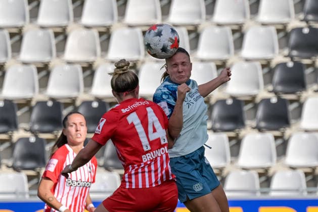 Carina Brunold (SC Freiburg Frauen, 14), Estrella Merino (Bayer 04 Leverkusen Frauen, 10) im Kopfballduell. GER, SC Freiburg vs Bayer 04 Leverkusen, Frauen-Fussball, Bundesliga, 5. Spieltag, Saison 2026 2027, 20.09.2026 DFB REGULATIONS PROHIBIT ANY USE OF PHOTOGRAPHS AS IMAGE SEQUENCES AND OR QUASI-VIDEO GER, SC Freiburg vs Bayer 04 Leverkusen, Frauen-Fussball, Bundesliga, 5. Spieltag, Saison 2026 2027, 20.09.2026 Freiburg Copyright: xEibner-Pressefotox EP_THS