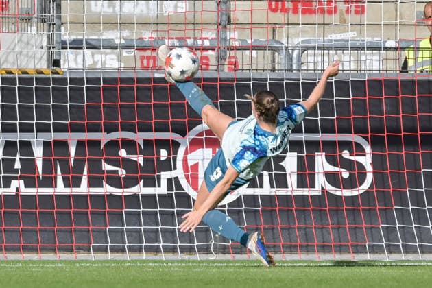 Claudia Wenger (Bayer 04 Leverkusen Frauen, 05) rettet den Ball vor dem Tor. GER, SC Freiburg vs Bayer 04 Leverkusen, Frauen-Fussball, Bundesliga, 5. Spieltag, Saison 2026 2027, 20.09.2026 DFB REGULATIONS PROHIBIT ANY USE OF PHOTOGRAPHS AS IMAGE SEQUENCES AND OR QUASI-VIDEO GER, SC Freiburg vs Bayer 04 Leverkusen, Frauen-Fussball, Bundesliga, 5. Spieltag, Saison 2026 2027, 20.09.2026 Freiburg Copyright: xEibner-Pressefotox EP_THS