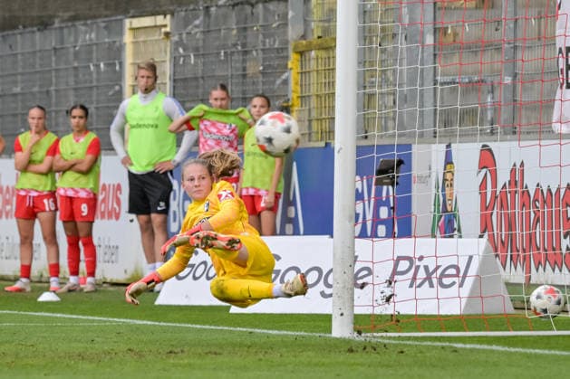 Anna Reimann (SC Freiburg Frauen, 38) hat keine Abwehrchance nach dem Elfmeterschuss zum Tor zum 1:1 durch Cornelia Kramer (Bayer 04 Leverkusen Frauen, 07) GER, SC Freiburg vs Bayer 04 Leverkusen, Frauen-Fussball, Bundesliga, 5. Spieltag, Saison 2026 2027, 20.09.2026 DFB REGULATIONS PROHIBIT ANY USE OF PHOTOGRAPHS AS IMAGE SEQUENCES AND OR QUASI-VIDEO GER, SC Freiburg vs Bayer 04 Leverkusen, Frauen-Fussball, Bundesliga, 5. Spieltag, Saison 2026 2027, 20.09.2026 Freiburg Copyright: xEibner-Pressefotox EP_THS