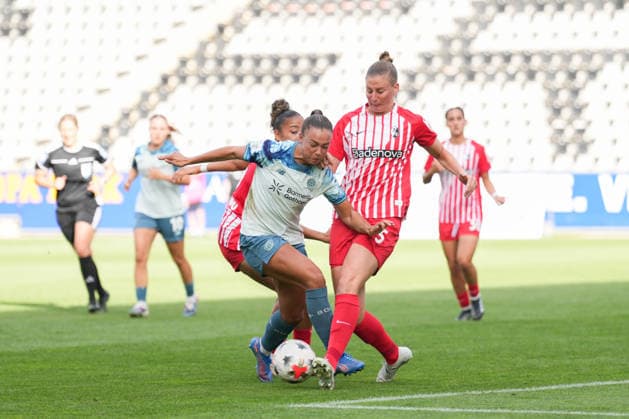 Google Pixel Frauen-Bundesliga: SC Freiburg vs. Bayer 04 Leverkusen, 20.09.2026 Zweikampf zwischen Maja Sternad (Bayer 04 Leverkusen, 23) und Julia Stierli (SC Freiburg, 5) Google Pixel Frauen-Bundesliga: SC Freiburg vs. Bayer 04 Leverkusen, Dreisamstadion, 20.09.2026 DFB DFL REGULATIONS PROHIBIT ANY USE OF PHOTOGRAPHS AS IMAGE SEQUENCES AND OR QUASI-VIDEO. Copyright: xBEAUTIFULxSPORTS Boscox
