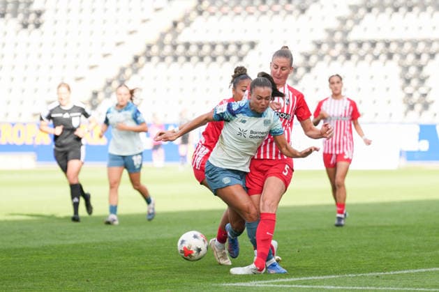 Google Pixel Frauen-Bundesliga: SC Freiburg vs. Bayer 04 Leverkusen, 20.09.2026 Zweikampf zwischen Maja Sternad (Bayer 04 Leverkusen, 23) und Julia Stierli (SC Freiburg, 5) Google Pixel Frauen-Bundesliga: SC Freiburg vs. Bayer 04 Leverkusen, Dreisamstadion, 20.09.2026 DFB DFL REGULATIONS PROHIBIT ANY USE OF PHOTOGRAPHS AS IMAGE SEQUENCES AND OR QUASI-VIDEO. Copyright: xBEAUTIFULxSPORTS Boscox