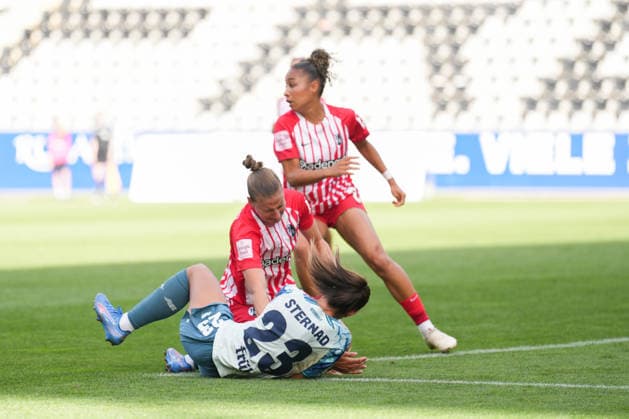 Google Pixel Frauen-Bundesliga: SC Freiburg vs. Bayer 04 Leverkusen, 20.09.2026 Zweikampf zwischen Maja Sternad (Bayer 04 Leverkusen, 23) und Julia Stierli (SC Freiburg, 5) Google Pixel Frauen-Bundesliga: SC Freiburg vs. Bayer 04 Leverkusen, Dreisamstadion, 20.09.2026 DFB DFL REGULATIONS PROHIBIT ANY USE OF PHOTOGRAPHS AS IMAGE SEQUENCES AND OR QUASI-VIDEO. Copyright: xBEAUTIFULxSPORTS Boscox