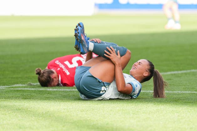Google Pixel Frauen-Bundesliga: SC Freiburg vs. Bayer 04 Leverkusen, 20.09.2026 Maja Sternad (Bayer 04 Leverkusen, 23) und Julia Stierli (SC Freiburg, 5) die nach einem Zweikampf am Boden liegen bleiben Google Pixel Frauen-Bundesliga: SC Freiburg vs. Bayer 04 Leverkusen, Dreisamstadion, 20.09.2026 DFB DFL REGULATIONS PROHIBIT ANY USE OF PHOTOGRAPHS AS IMAGE SEQUENCES AND OR QUASI-VIDEO. Copyright: xBEAUTIFULxSPORTS Boscox