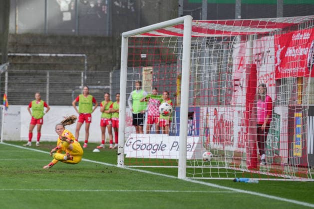 Google Pixel Frauen-Bundesliga: SC Freiburg vs. Bayer 04 Leverkusen, 20.09.2026 Anna Reimann (SC Freiburg, 38) beim Elfmeter die in die Falsche ecke springt und dem Ball hinterher schaut Google Pixel Frauen-Bundesliga: SC Freiburg vs. Bayer 04 Leverkusen, Dreisamstadion, 20.09.2026 DFB DFL REGULATIONS PROHIBIT ANY USE OF PHOTOGRAPHS AS IMAGE SEQUENCES AND OR QUASI-VIDEO. Copyright: xBEAUTIFULxSPORTS Boscox