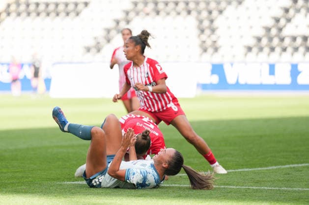Google Pixel Frauen-Bundesliga: SC Freiburg vs. Bayer 04 Leverkusen, 20.09.2026 Zweikampf zwischen Maja Sternad (Bayer 04 Leverkusen, 23) und Julia Stierli (SC Freiburg, 5) Google Pixel Frauen-Bundesliga: SC Freiburg vs. Bayer 04 Leverkusen, Dreisamstadion, 20.09.2026 DFB DFL REGULATIONS PROHIBIT ANY USE OF PHOTOGRAPHS AS IMAGE SEQUENCES AND OR QUASI-VIDEO. Copyright: xBEAUTIFULxSPORTS Boscox