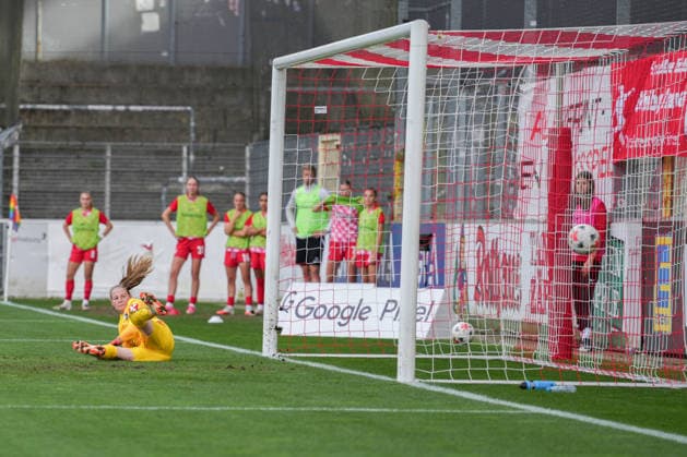 Google Pixel Frauen-Bundesliga: SC Freiburg vs. Bayer 04 Leverkusen, 20.09.2026 Anna Reimann (SC Freiburg, 38) beim Elfmeter die in die Falsche ecke springt und dem Ball hinterher schaut Google Pixel Frauen-Bundesliga: SC Freiburg vs. Bayer 04 Leverkusen, Dreisamstadion, 20.09.2026 DFB DFL REGULATIONS PROHIBIT ANY USE OF PHOTOGRAPHS AS IMAGE SEQUENCES AND OR QUASI-VIDEO. Copyright: xBEAUTIFULxSPORTS Boscox