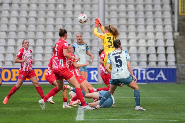 Google Pixel Frauen-Bundesliga: SC Freiburg vs. Bayer 04 Leverkusen, 20.09.2026 Anna Reimann (SC Freiburg, 38) die den Ball weg faustet Google Pixel Frauen-Bundesliga: SC Freiburg vs. Bayer 04 Leverkusen, Dreisamstadion, 20.09.2026 DFB DFL REGULATIONS PROHIBIT ANY USE OF PHOTOGRAPHS AS IMAGE SEQUENCES AND OR QUASI-VIDEO. Copyright: xBEAUTIFULxSPORTS Boscox