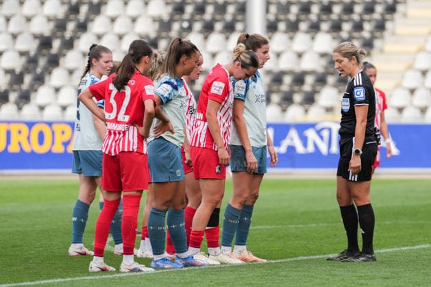Google Pixel Frauen-Bundesliga: SC Freiburg vs. Bayer 04 Leverkusen, 20.09.2026 Karoline Wacker (Schiedsrichterin) die die Spielerinnen ermahnt, da sie beim Elfmeter die Linie überschritten haben Google Pixel Frauen-Bundesliga: SC Freiburg vs. Bayer 04 Leverkusen, Dreisamstadion, 20.09.2026 DFB DFL REGULATIONS PROHIBIT ANY USE OF PHOTOGRAPHS AS IMAGE SEQUENCES AND OR QUASI-VIDEO. Copyright: xBEAUTIFULxSPORTS Boscox