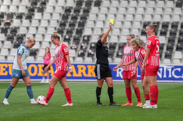 Google Pixel Frauen-Bundesliga: SC Freiburg vs. Bayer 04 Leverkusen, 20.09.2026 Karoline Wacker (Schiedsrichterin) mit der Gelben Karte für Amira Arfaoui (SC Freiburg, 17) die den Elfmeter verursacht hat Google Pixel Frauen-Bundesliga: SC Freiburg vs. Bayer 04 Leverkusen, Dreisamstadion, 20.09.2026 DFB DFL REGULATIONS PROHIBIT ANY USE OF PHOTOGRAPHS AS IMAGE SEQUENCES AND OR QUASI-VIDEO. Copyright: xBEAUTIFULxSPORTS Boscox
