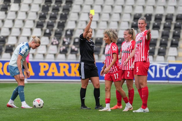 Google Pixel Frauen-Bundesliga: SC Freiburg vs. Bayer 04 Leverkusen, 20.09.2026 Karoline Wacker (Schiedsrichterin) mit der Gelben Karte für Amira Arfaoui (SC Freiburg, 17) die den Elfmeter verursacht hat Google Pixel Frauen-Bundesliga: SC Freiburg vs. Bayer 04 Leverkusen, Dreisamstadion, 20.09.2026 DFB DFL REGULATIONS PROHIBIT ANY USE OF PHOTOGRAPHS AS IMAGE SEQUENCES AND OR QUASI-VIDEO. Copyright: xBEAUTIFULxSPORTS Boscox