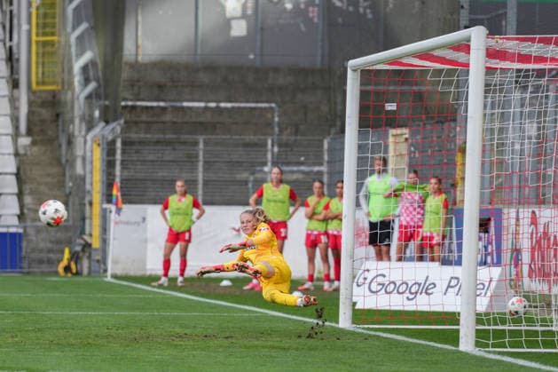 Google Pixel Frauen-Bundesliga: SC Freiburg vs. Bayer 04 Leverkusen, 20.09.2026 Anna Reimann (SC Freiburg, 38) beim Elfmeter die in die Falsche ecke springt und dem Ball hinterher schaut Google Pixel Frauen-Bundesliga: SC Freiburg vs. Bayer 04 Leverkusen, Dreisamstadion, 20.09.2026 DFB DFL REGULATIONS PROHIBIT ANY USE OF PHOTOGRAPHS AS IMAGE SEQUENCES AND OR QUASI-VIDEO. Copyright: xBEAUTIFULxSPORTS Boscox