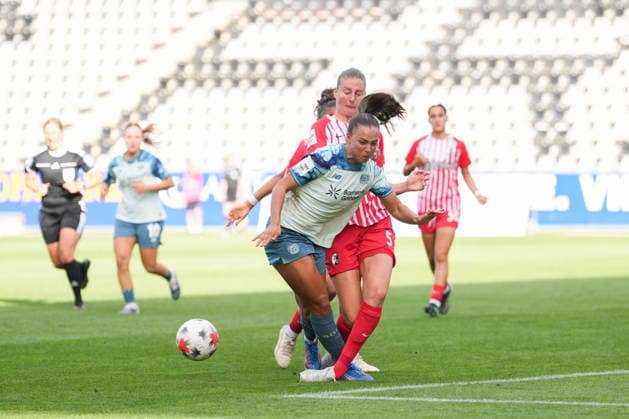 Google Pixel Frauen-Bundesliga: SC Freiburg vs. Bayer 04 Leverkusen, 20.09.2026 Zweikampf zwischen Maja Sternad (Bayer 04 Leverkusen, 23) und Julia Stierli (SC Freiburg, 5) Google Pixel Frauen-Bundesliga: SC Freiburg vs. Bayer 04 Leverkusen, Dreisamstadion, 20.09.2026 DFB DFL REGULATIONS PROHIBIT ANY USE OF PHOTOGRAPHS AS IMAGE SEQUENCES AND OR QUASI-VIDEO. Copyright: xBEAUTIFULxSPORTS Boscox