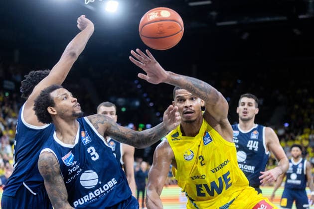 Oldenburg, Niedersachsen, DEU, 20.09.2026, Demajeo Wiggins (rechts, EWE Baskets Oldenburg) und DeLonnie Hunt (links, Syntainics MBC). EWE Baskets Oldenburg vs. Syntainics MBC. Basketball. 1. Basketball-Bundesliga Saison 2026 2027, 1. Spieltag, Grosse EWE Arena. EWE Baskets Oldenburg vs. Syntainics MBC Weißenfels