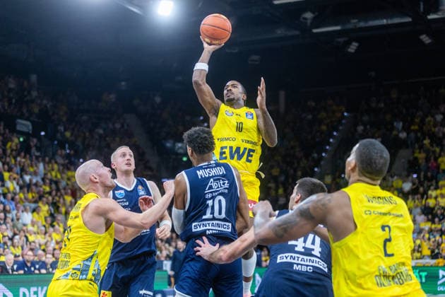 Oldenburg, Niedersachsen, DEU, 20.09.2026, Nate Johnson (Mitte, EWE Baskets Oldenburg) sowie (von links): Seth Hinrichs (EWE Baskets Oldenburg), Collin Welp (Syntainics MBC), Kostja Mushidi (Syntainics MBC), Jure Planinic (Syntainics MBC) und Demajeo Wiggins (rechts, EWE Baskets Oldenburg). EWE Baskets Oldenburg vs. Syntainics MBC. Basketball. 1. Basketball-Bundesliga Saison 2026 2027, 1. Spieltag, Grosse EWE Arena. EWE Baskets Oldenburg vs. Syntainics MBC Weißenfels