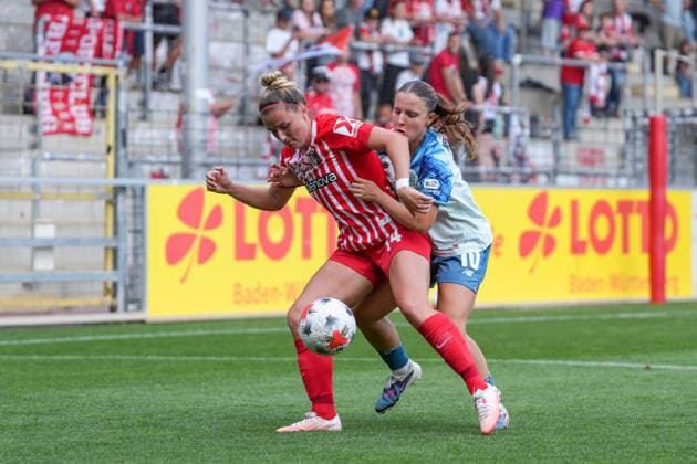Carina Brunold (SC Freiburg, 14) im Zweikampf mit Estrella Merino Gonzalez (Bayer 04 Leverkusen, 10) , Deutschland, Fussball, GooglePixel Frauen-Bundesliga, 5.Spieltag, 2026 2027, SC Freiburg vs. Bayer 04 Leverkusen, 20.09.2026, Dreisamstadion, Freiburg Freiburg Dreisamstadion Baden-Wuerttemberg Deutschland Copyright: xArnexAmbergx
