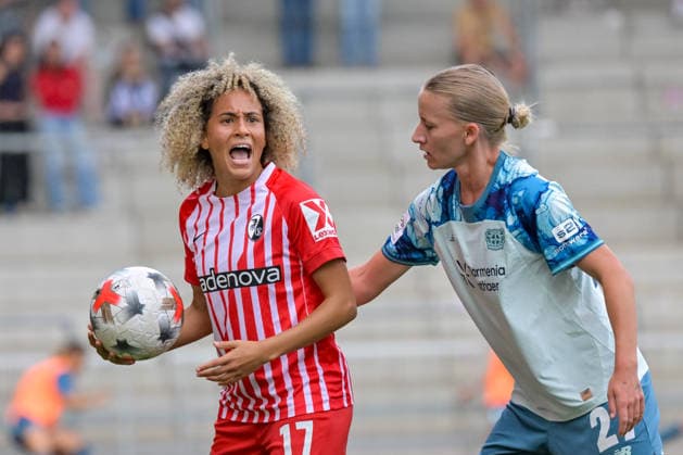 Amira Arfaoui (SC Freiburg Frauen, 17), Marlene Mueller (Bayer 04 Leverkusen Frauen, 27) mit Emotion. GER, SC Freiburg vs Bayer 04 Leverkusen, Frauen-Fussball, Bundesliga, 5. Spieltag, Saison 2026 2027, 20.09.2026 DFB REGULATIONS PROHIBIT ANY USE OF PHOTOGRAPHS AS IMAGE SEQUENCES AND OR QUASI-VIDEO GER, SC Freiburg vs Bayer 04 Leverkusen, Frauen-Fussball, Bundesliga, 5. Spieltag, Saison 2026 2027, 20.09.2026 Freiburg Copyright: xEibner-Pressefotox EP_THS