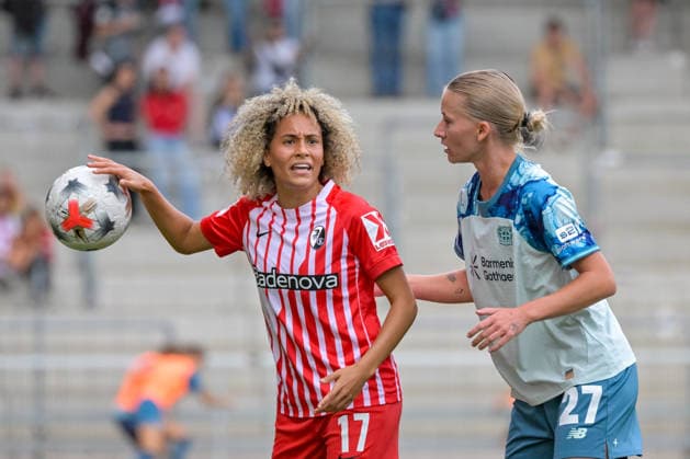 Amira Arfaoui (SC Freiburg Frauen, 17), Marlene Mueller (Bayer 04 Leverkusen Frauen, 27) mit Emotion. GER, SC Freiburg vs Bayer 04 Leverkusen, Frauen-Fussball, Bundesliga, 5. Spieltag, Saison 2026 2027, 20.09.2026 DFB REGULATIONS PROHIBIT ANY USE OF PHOTOGRAPHS AS IMAGE SEQUENCES AND OR QUASI-VIDEO GER, SC Freiburg vs Bayer 04 Leverkusen, Frauen-Fussball, Bundesliga, 5. Spieltag, Saison 2026 2027, 20.09.2026 Freiburg Copyright: xEibner-Pressefotox EP_THS