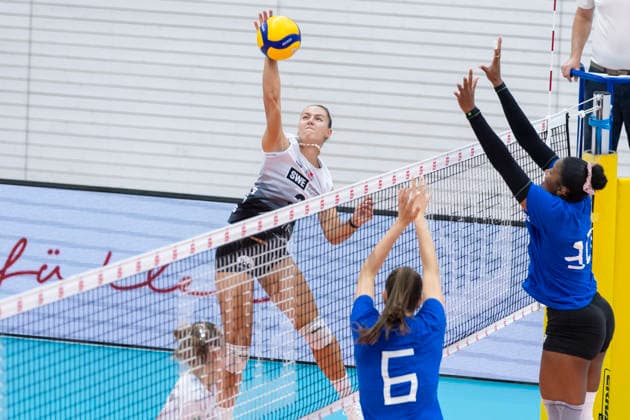 FUNKE-Volley-Cup: Schwarz-Weiss Erfurt vs. SSC Palmberg Schwerin; Erfurt; 20.09.2026 Lina-Marie Lieb ( 3; Schwarz-Weiss Erfurt) gegen Marije ten Brinke ( 6; SSC Palmberg Schwerin) (unten) und Devyn Robinson ( 30; SSC Palmberg Schwerin) (rechts) FUNKE-Volley-Cup: Schwarz-Weiss Erfurt vs. SSC Palmberg Schwerin; Riethsporthalle Erfurt; 20.09.2026 Copyright: xBEAUTIFULxSPORTS Duehringx
