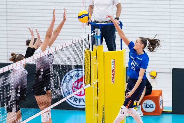 FUNKE-Volley-Cup: Schwarz-Weiss Erfurt vs. SSC Palmberg Schwerin; Erfurt; 20.09.2026 Marije ten Brinke ( 6; SSC Palmberg Schwerin) gegen Dagmar Trijntje Mourits ( 14; Schwarz-Weiss Erfurt) (oben) und Elizabeth Sandbothe ( 2; Schwarz-Weiss Erfurt) (unten) FUNKE-Volley-Cup: Schwarz-Weiss Erfurt vs. SSC Palmberg Schwerin; Riethsporthalle Erfurt; 20.09.2026 Copyright: xBEAUTIFULxSPORTS Duehringx