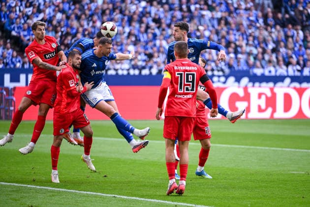 20.09.2026, Fussball, Saison 2026 2027, Bundesliga, FC Schalke 04 - SV Elversberg, Edin DÅ¾eko Dzeko (FC Schalke 04), Robin Gosens (FC Schalke 04), Lukas Pinckert (SV Elversberg) xRHR-FOTO YYx Copyright: KROEGER RHR-FOTOx RHR-FOTO YY