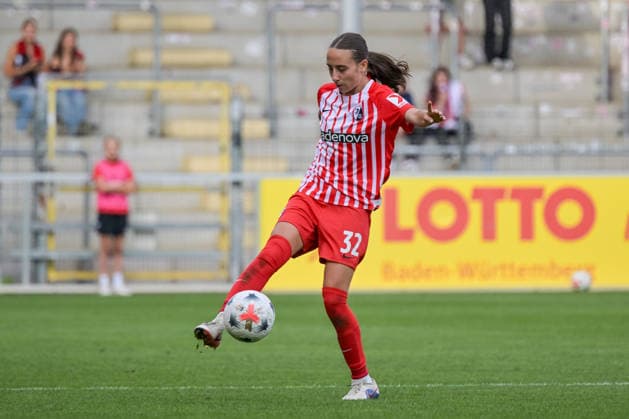 Emma Memminger (SC Freiburg Frauen, 32) am Ball. GER, SC Freiburg vs Bayer 04 Leverkusen, Frauen-Fussball, Bundesliga, 5. Spieltag, Saison 2026 2027, 20.09.2026 DFB REGULATIONS PROHIBIT ANY USE OF PHOTOGRAPHS AS IMAGE SEQUENCES AND OR QUASI-VIDEO GER, SC Freiburg vs Bayer 04 Leverkusen, Frauen-Fussball, Bundesliga, 5. Spieltag, Saison 2026 2027, 20.09.2026 Freiburg Copyright: xEibner-Pressefotox EP_THS