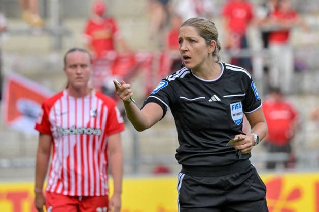 Karoline Wacker (Schiedsrichter) mit Gestik. GER, SC Freiburg vs Bayer 04 Leverkusen, Frauen-Fussball, Bundesliga, 5. Spieltag, Saison 2026 2027, 20.09.2026 DFB REGULATIONS PROHIBIT ANY USE OF PHOTOGRAPHS AS IMAGE SEQUENCES AND OR QUASI-VIDEO GER, SC Freiburg vs Bayer 04 Leverkusen, Frauen-Fussball, Bundesliga, 5. Spieltag, Saison 2026 2027, 20.09.2026 Freiburg Copyright: xEibner-Pressefotox EP_THS
