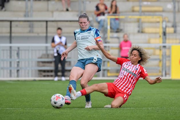 Claudia Wenger (Bayer 04 Leverkusen Frauen, 05), Amira Arfaoui (SC Freiburg Frauen, 17) im Duell und graetscht. GER, SC Freiburg vs Bayer 04 Leverkusen, Frauen-Fussball, Bundesliga, 5. Spieltag, Saison 2026 2027, 20.09.2026 DFB REGULATIONS PROHIBIT ANY USE OF PHOTOGRAPHS AS IMAGE SEQUENCES AND OR QUASI-VIDEO GER, SC Freiburg vs Bayer 04 Leverkusen, Frauen-Fussball, Bundesliga, 5. Spieltag, Saison 2026 2027, 20.09.2026 Freiburg Copyright: xEibner-Pressefotox EP_THS