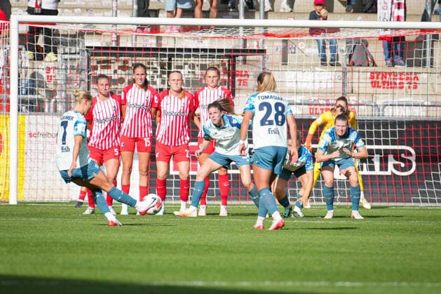 Fussball, Google Pixel Frauen-Bundesliga, 5. Spieltag, 2026 2027, SC Freiburg vs. Bayer 04 Leverkusen, 20.09.2026, Dreisamstadion, Freiburg, Freistoß, Cornelia Kramer (Bayer 04 Leverkusen, 07) Freiburg Dreisamstadion Baden-Württemberg Deutschland Copyright: xFINLEYxMÖRCHx