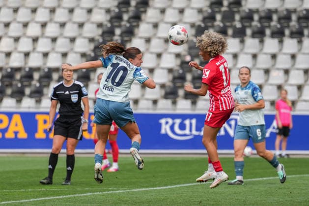 Google Pixel Frauen-Bundesliga: SC Freiburg vs. Bayer 04 Leverkusen, 20.09.2026 Kopfballduell zwischen Estrella Merino (Bayer 04 Leverkusen, 10) und Amira Arfaoui (SC Freiburg, 17) Google Pixel Frauen-Bundesliga: SC Freiburg vs. Bayer 04 Leverkusen, Dreisamstadion, 20.09.2026 DFB DFL REGULATIONS PROHIBIT ANY USE OF PHOTOGRAPHS AS IMAGE SEQUENCES AND OR QUASI-VIDEO. Copyright: xBEAUTIFULxSPORTS Boscox