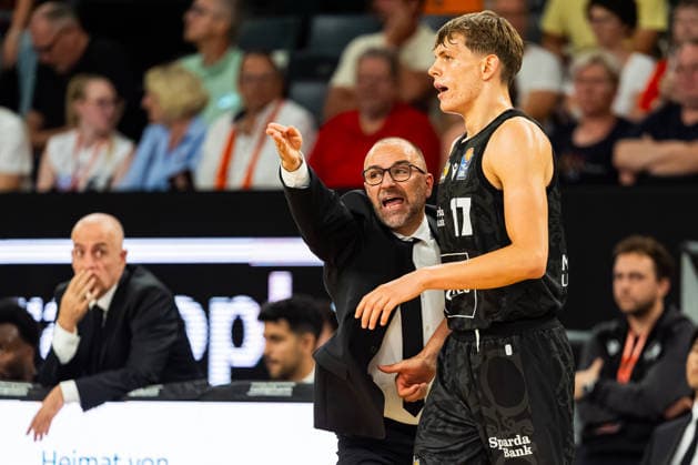 easyCredit BBL: Ratiopharm Ulm vs. MHP RIESEN Ludwigsburg ; 20.09.2026 Ulm, GERMANY - 20. September 2026: Carles Duran (MHP RIESEN Ludwigsburg, Head-Coach) coacht Julis Baumer (MHP RIESEN Ludwigsburg, 17) während dem Spiel zwischen der Ratiopharm Ulm und den MHP RIESEN Ludwigsburg am 1. Spieltag der easyCredit BBL in der ratiopharm Arena Ulm. Copyright: xBEAUTIFULxSPORTS Steinx