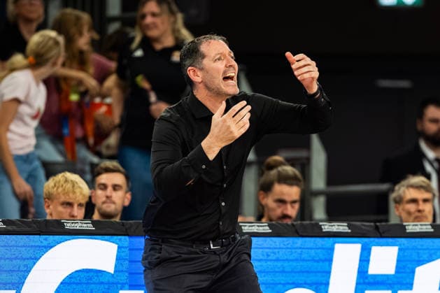 easyCredit BBL: Ratiopharm Ulm vs. MHP RIESEN Ludwigsburg ; 20.09.2026 Ulm, GERMANY - 20. September 2026: Ty Harrelson (ratiopharm Ulm, Head-Coach) peitscht sein Team an während dem Spiel zwischen der Ratiopharm Ulm und den MHP RIESEN Ludwigsburg am 1. Spieltag der easyCredit BBL in der ratiopharm Arena Ulm. Copyright: xBEAUTIFULxSPORTS Steinx