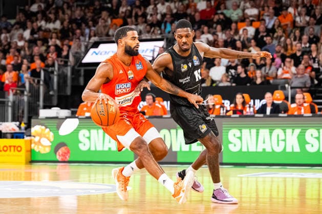 easyCredit BBL: Ratiopharm Ulm vs. MHP RIESEN Ludwigsburg ; 20.09.2026 Ulm, GERMANY - 20. September 2026: Marvin Heckel (ratiopharm Ulm, 47) im Zweikampf mit Darius Perry (MHP RIESEN Ludwigsburg, 11) während dem Spiel zwischen der Ratiopharm Ulm und den MHP RIESEN Ludwigsburg am 1. Spieltag der easyCredit BBL in der ratiopharm Arena Ulm. Copyright: xBEAUTIFULxSPORTS Steinx