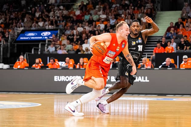easyCredit BBL: Ratiopharm Ulm vs. MHP RIESEN Ludwigsburg ; 20.09.2026 Ulm, GERMANY - 20. September 2026: Devin Schmidt (ratiopharm Ulm, 8) im Zweikampf mit Darius Perry (MHP RIESEN Ludwigsburg, 11) während dem Spiel zwischen der Ratiopharm Ulm und den MHP RIESEN Ludwigsburg am 1. Spieltag der easyCredit BBL in der ratiopharm Arena Ulm. Copyright: xBEAUTIFULxSPORTS Steinx